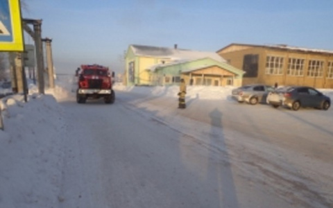 В Коми у здания школы молодой водитель на «Жигулях» сбил мужчину (фото)