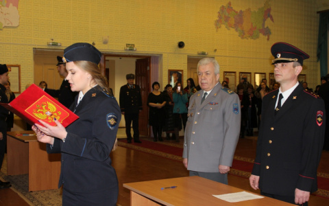 В Сыктывкаре больше 100 новобранцев полиции принесли клятву верности России