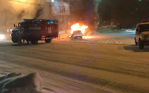 В Сыктывкаре на Октябрьском проспекте вспыхнул легковой автомобиль (фото, видео)