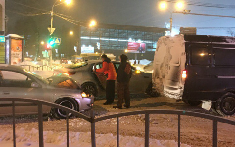 На «централке» в Сыктывкаре столкнулись «Фольксваген» и «Лада», пострадала женщина