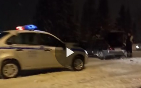 В Сыктывкаре рядом с ТЦ «Июнь» ВАЗ лоб в лоб протаранил «Шевроле» (видео)