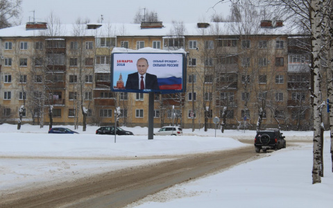 Пользователи Сети обсуждают слух, что в Сыктывкаре охрана дежурит у плакатов Путина