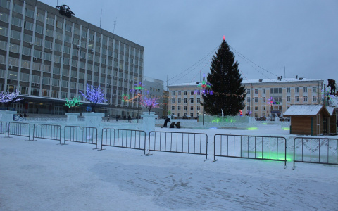 В Сыктывкаре мальчик разбил лицо на горке на Стефановской площади
