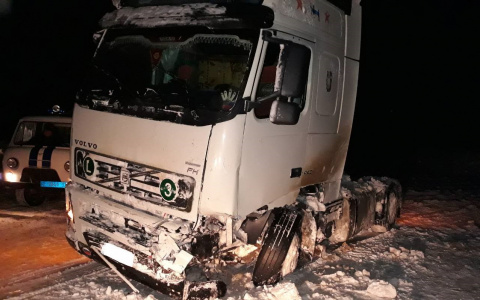 На трассе в Коми под большегруз с разных сторон залетели две иномарки