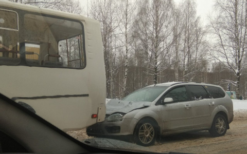 В Сыктывкаре неубранный снег стал причиной ДТП с участием автобуса