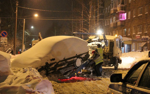 Мэрия Сыктывкара предупреждает: машины, которые мешают уборке снега, эвакуируют