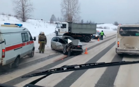 В Сети появилось видео с ДТП в Коми, в котором грузовик раздавил «Тойоту»
