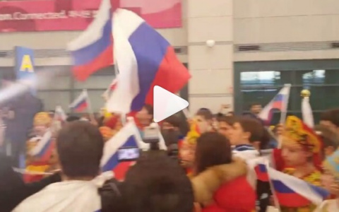 Толпа фанатов встретила хоккеисток из Коми, когда они прилетели на Олимпиаду (видео)