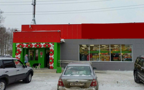 В Коми на покупателей одного из известных магазинов обрушился потолок