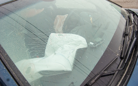 В Сыктывкаре на пути у неуправляемого «Опеля» оказались «Тойота» и пешеход