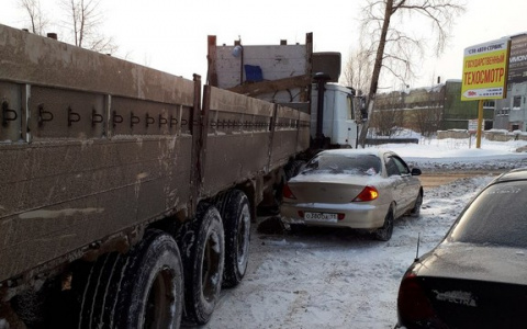 В Сыктывкаре около здания суда лесовоз протаранил «Киа Рио» (фото)