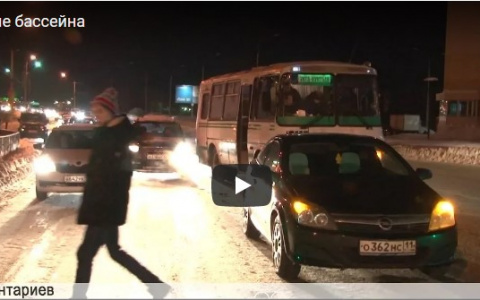 В Коми пассажирский автобус врезался в «Опель»: образовалась огромная пробка (видео)