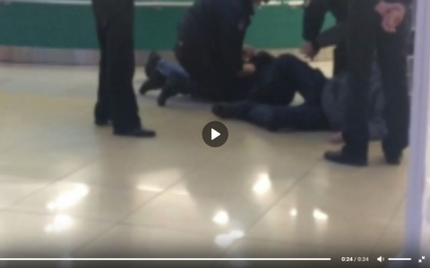 Очевидцы сняли, как в сыктывкарском ТЦ полиция скручивает преступников (видео)