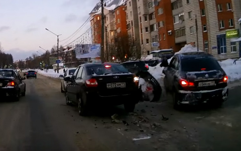 В сети появилось видео нелепого ДТП на улице Морозова в Сыктывкаре