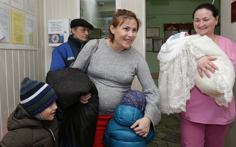 Знаменитую лыжницу из Коми Юлию Чепалову выписали из роддома с пятым ребенком (фото, видео)