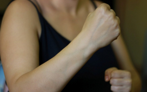 19-летняя девушка из Коми воткнула нож в брата и ударила полицейского головой в лицо