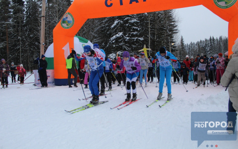 На «Лыжне России» в Сыктывкаре люди катались под музыку военного оркестра