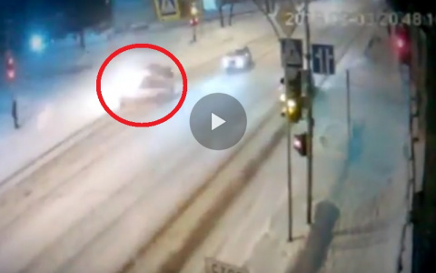 Появилось видео момента ДТП в Сыктывкаре, после которого вспыхнула «Деу Нексия»