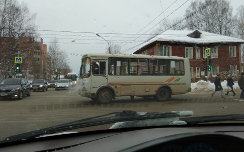 В Сыктывкаре в утренний час пик движение встало из-за заглохшего «ПАЗика» (фото)