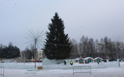 В Сыктывкаре на Стефановской площади убирают новогодний городок, а елку отдадут художникам (фото)