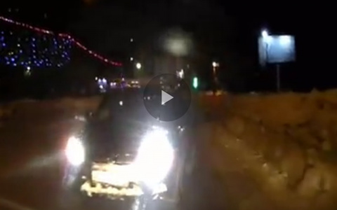 В сети появилось видео неадекватной выходки водителя на улице Морозова в Сыктывкаре