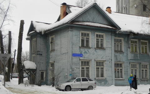 В Сыктывкаре снесут ветхий дом около мэрии и построят там парковку