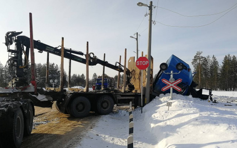 На железнодорожном переезде в Коми поезд снес лесовоз