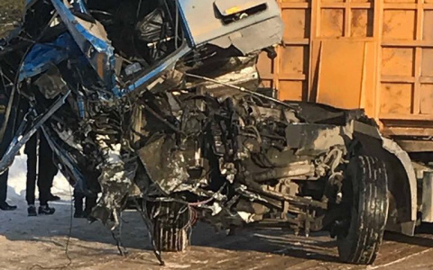 Очевидцы сделали фото с места ЧП в Коми, где поезд протаранил лесовоз