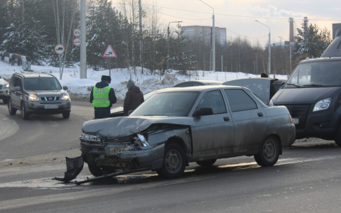 В Сыктывкаре водитель «десятки» засмотрелся и протаранил две «Киа» (фото)