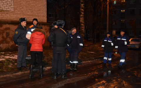 В Сыктывкаре к зданию городской больницы съехались все экстренные службы