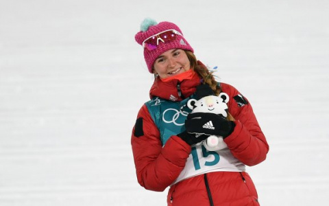 Крики и восхищение: ВИПы поздравляют лыжницу из Коми Юлию Белорукову с победой на Олимпиаде