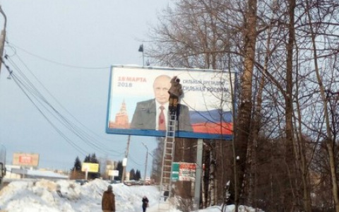 Сыктывкарец сфотографировал, как на Октябрьском проспекте моют баннер с Путиным (фото)