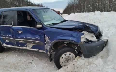 На трассе в Коми «Хонду» смяло о сугроб (фото)