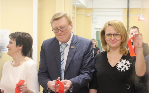 Министр образования Коми сыграла на пианино на открытии новой школы в Сыктывкаре (фото)