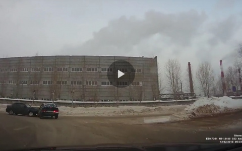 Появилось видео момента столкновения автомобилей возле сыктывкарского ЛПК