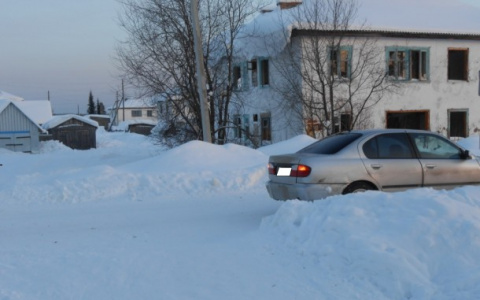 В Коми у здания школы водитель на «Ниссане» сбил ребенка (фото)