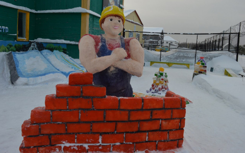 Заключенные женской колонии в Коми слепили для себя накачанного мужчину из снега (фото)