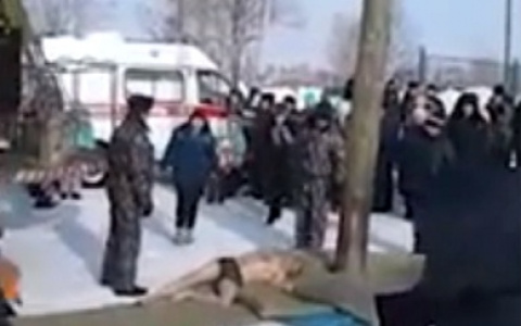 В сети появилось видео падения мужчины со столба на праздновании Масленицы