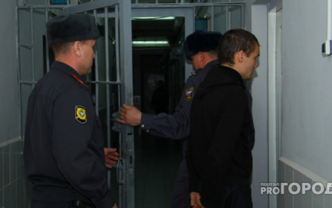 20-летний житель Коми пошел домой после ссоры на улице, взял нож и вернулся убить обидчика