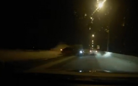 Появилось видео момента ДТП на трассе под Сыктывкаром, где «Лада» влетела в «Шевроле»