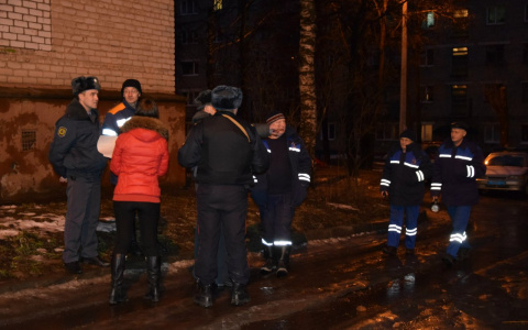 В Сыктывкаре к зданию бывшего клуба «Космос» съехались все экстренные службы