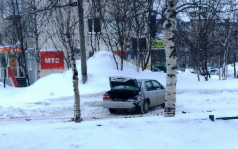 У жителя Коми разнесли машину, когда он припарковал ее не там, где обычно