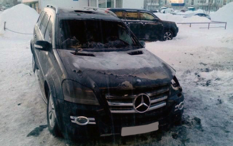 У жителя Коми прямо во дворе сожгли его «Мерседес» люкс-класса