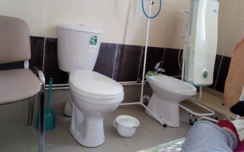 В Коми мать с грудным ребенком положили в клизменную вместо палаты