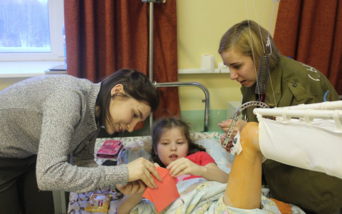 Сыктывкарка: «Моей дочке нравятся перевязки - каждый раз ей дарят игрушку из «Шкатулки мужества»
