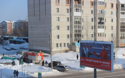 В Сыктывкаре на улице Морозова мужчина балансировал на краю балкона (видео)