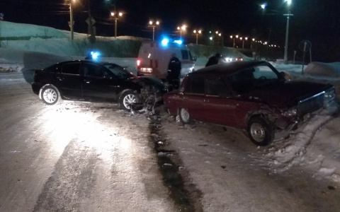 В Коми девушка за рулем иномарки не стала пропускать ВАЗ и врезалась в него