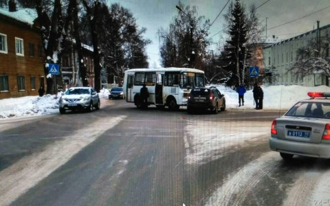 В Сыктывкаре «Рено» протаранил автобус: пострадал пассажир маршрута (фото)
