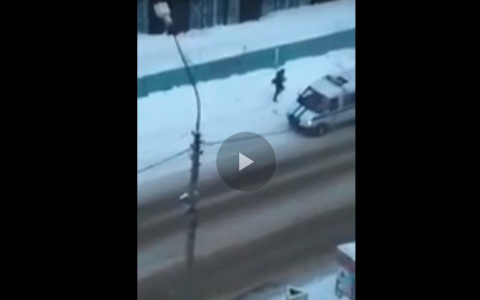 В Сыктывкаре очевидцы сняли на видео, как полицейский пишет на заборе слово «Путин»