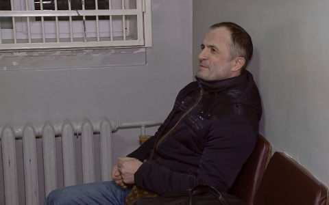 Появилось видео этапирования преступного авторитета из Сыктывкара, которого искали по всей стране